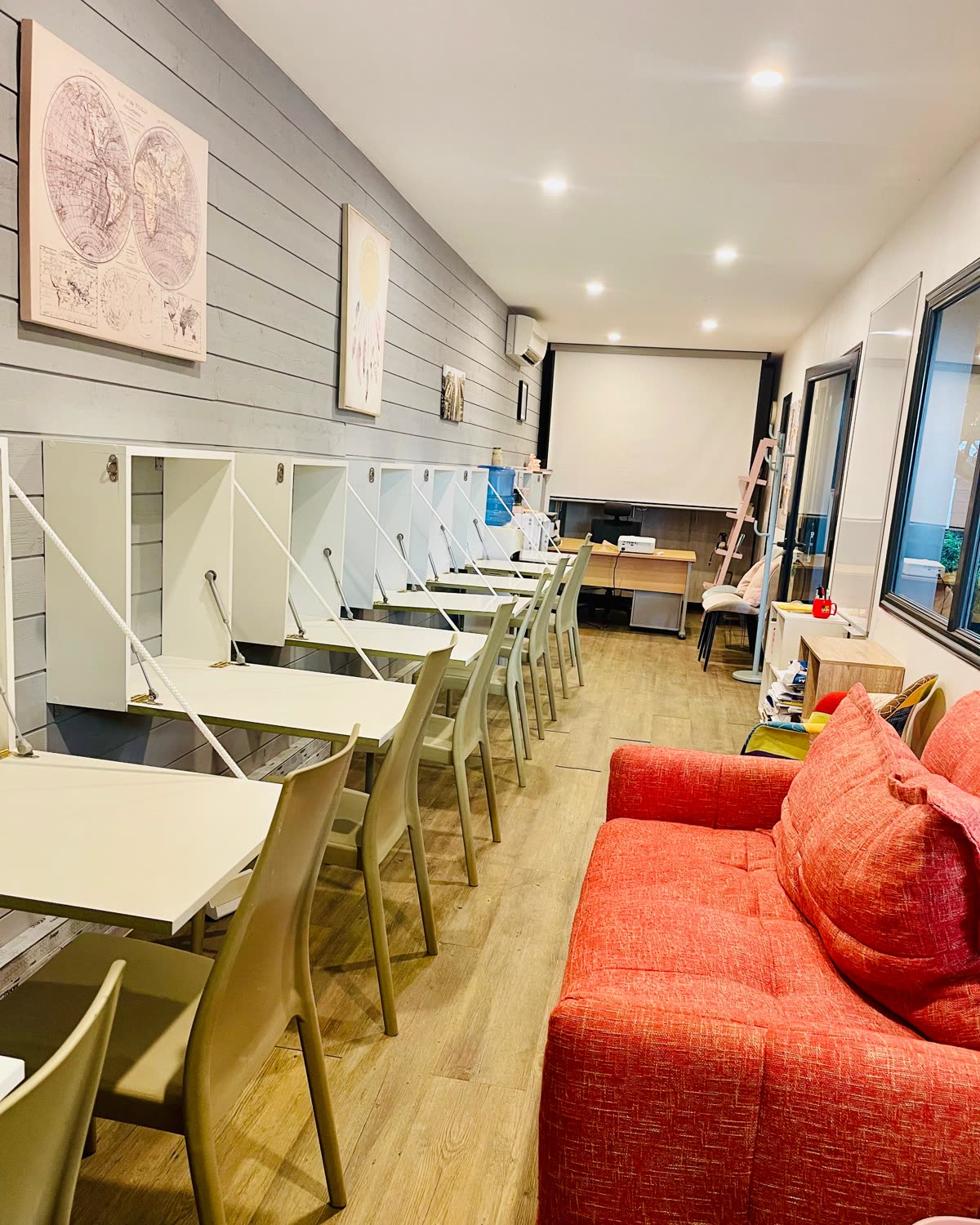 L'intérieur du conteneur aménagé en espace de formation et de coworking.
