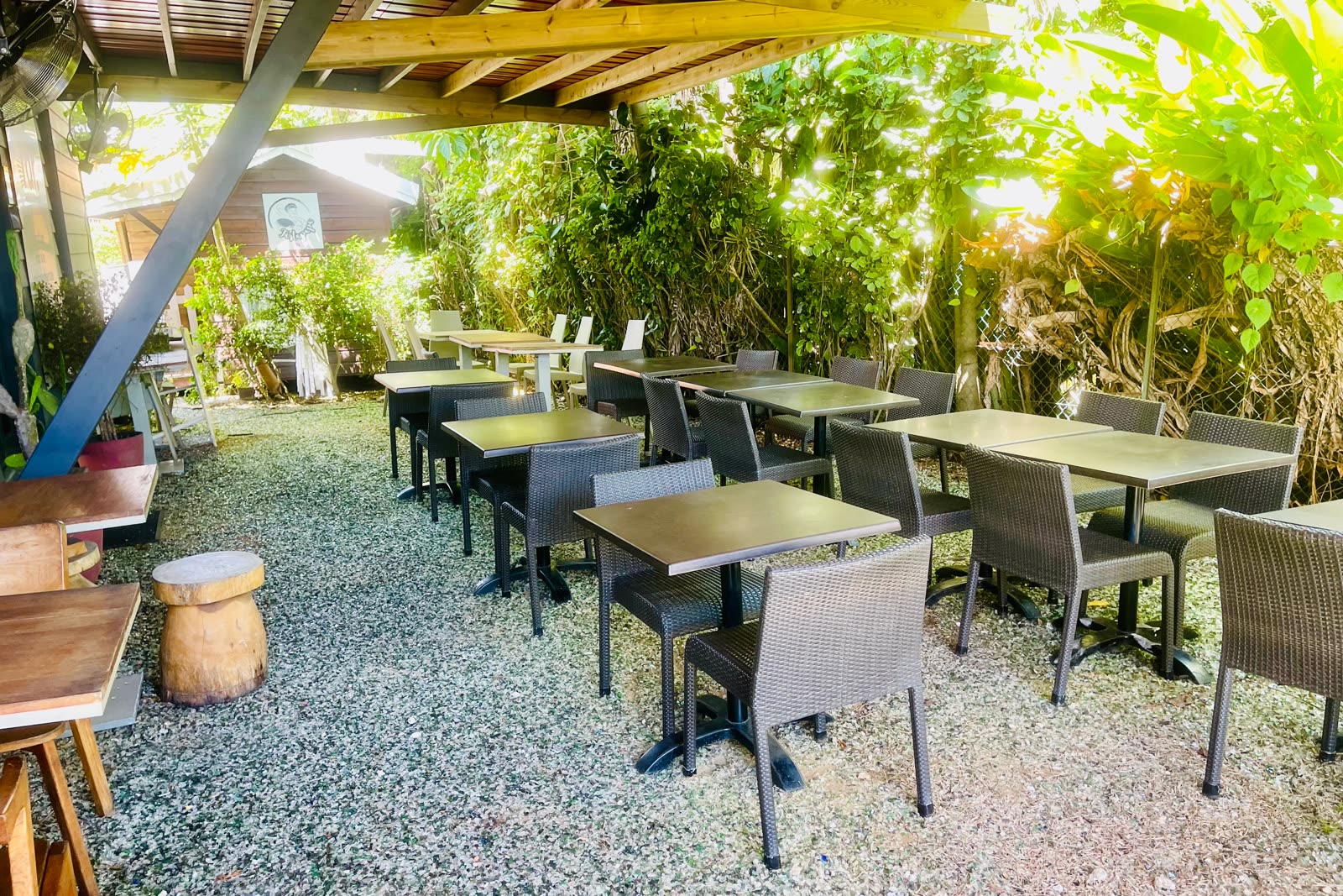 La terrasse ombragee du Patio, avec ses tables sous la pergola.